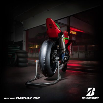 Moto Suzuki roja con Bridgestone neumáticos en ángulo trasero