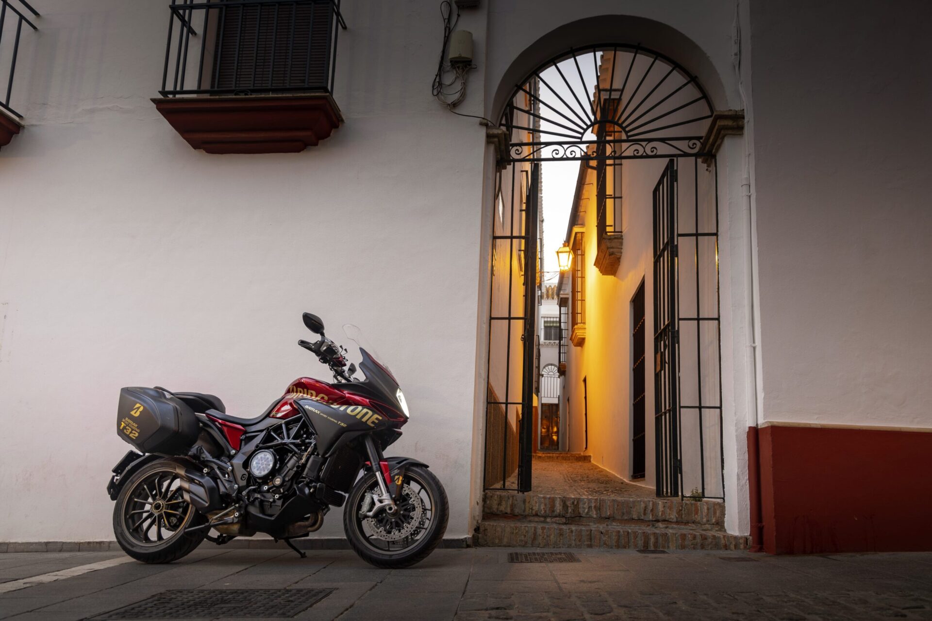 Spanisches Haus mit Motorrad