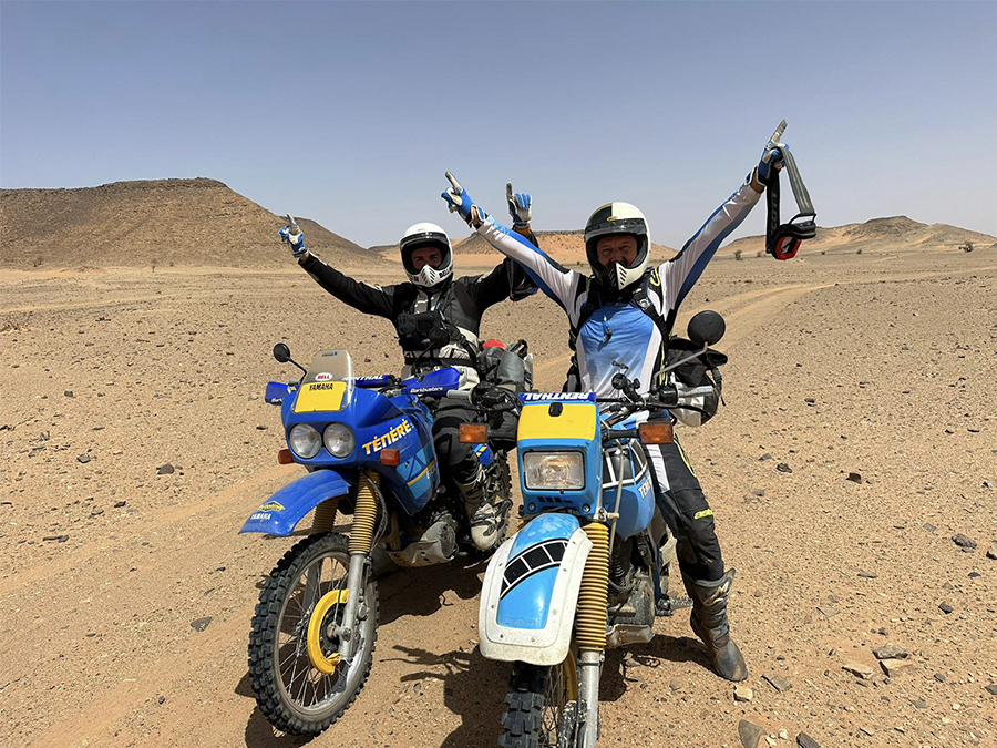 Zwei Männer auf zwei Yamaha XT600 Ténérés-Motorrädern