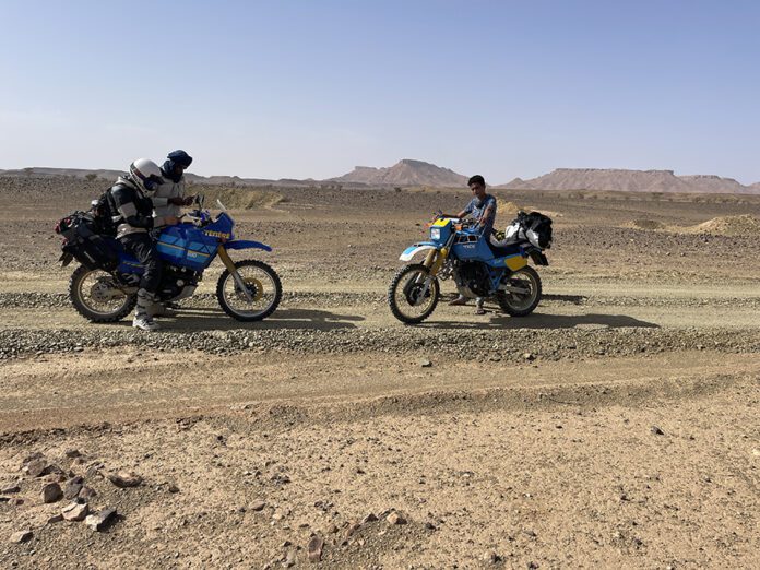 Twee Yamaha XT600 Ténérés-motorfietsen in Marokko