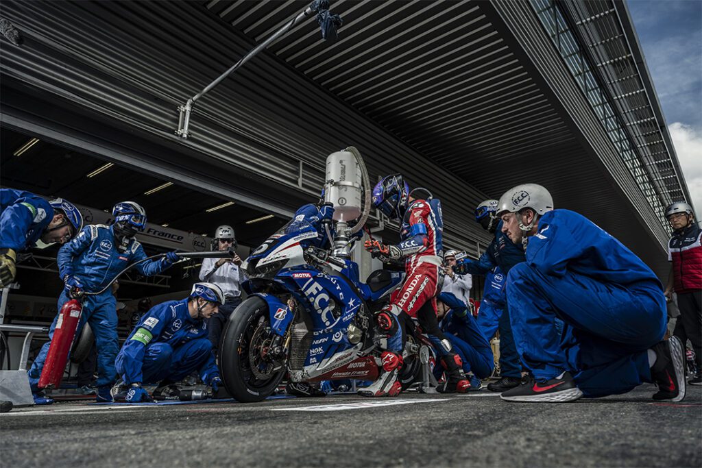 8 Hours of Spa pit stop for new Bridgestone tyres