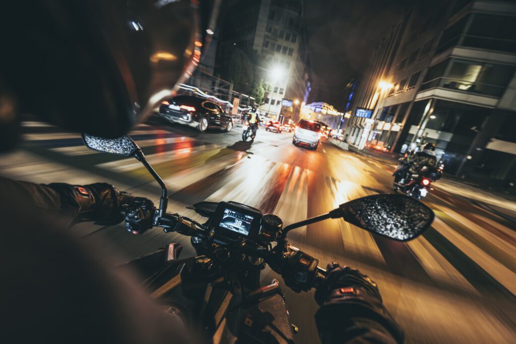 Een nachtelijke rit van de ene grote stad naar de andere Bridgestone S23-banden. Geen verkeer en alle uitzichten.