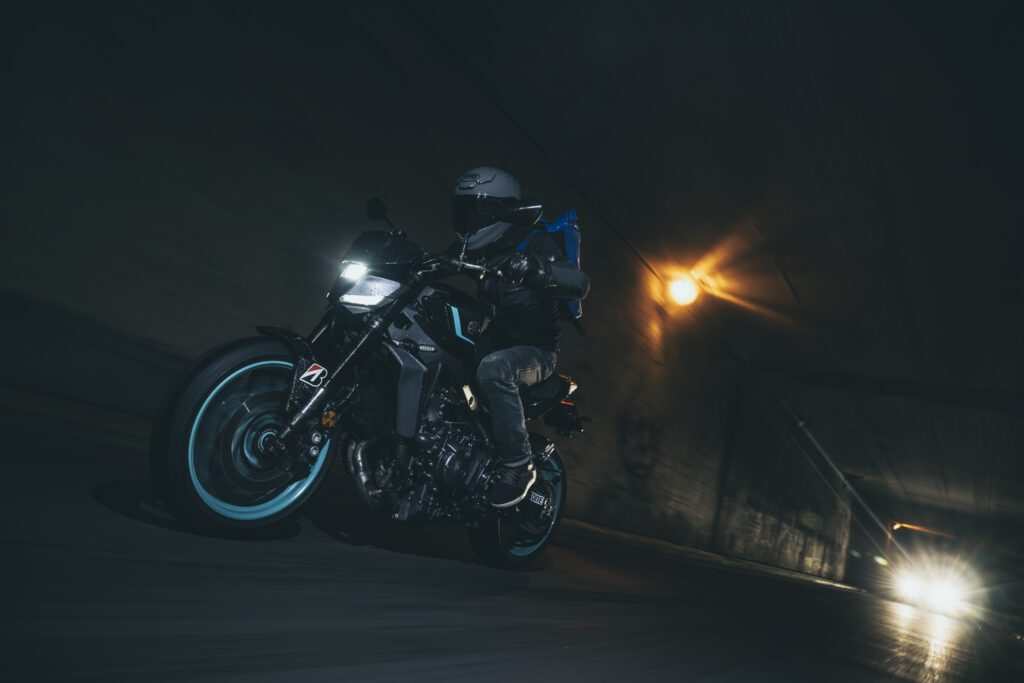 Navigeren op de Belgische snelwegen na een verkeersongeval op een Yamaha MT-2024 uit 09 met standaard Bridgestone Battlax Hypersport S23-banden.
