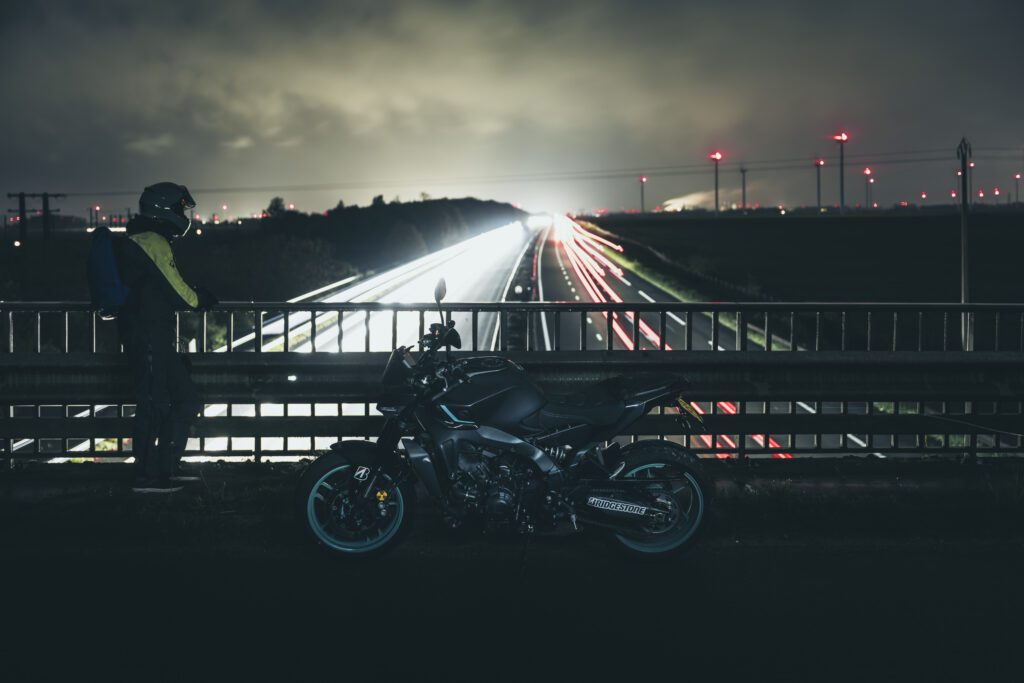 De Yamaha MT-09 uit 2024 nodigt uit tot een nachtelijke rit. De motorfiets is standaard uitgerust met Bridgestone Battlax Hypersport S23s.