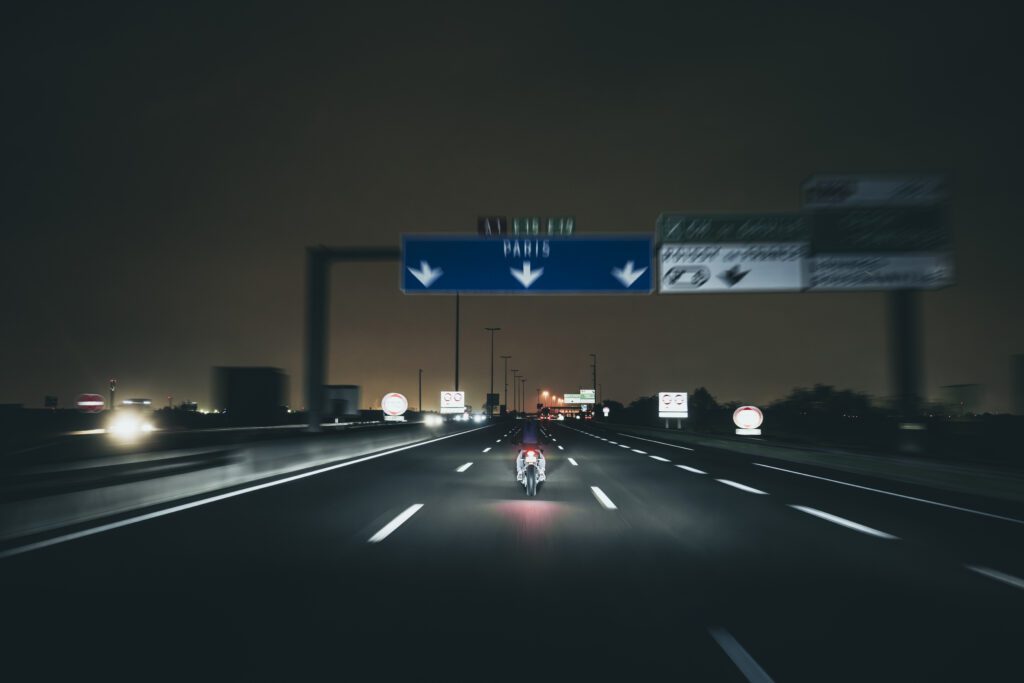 Parijs naderen bij nacht en in de regen op een Yamaha MT-2024-motorfiets uit 09 met Bridgestone Battlax Hypersport S23-banden.