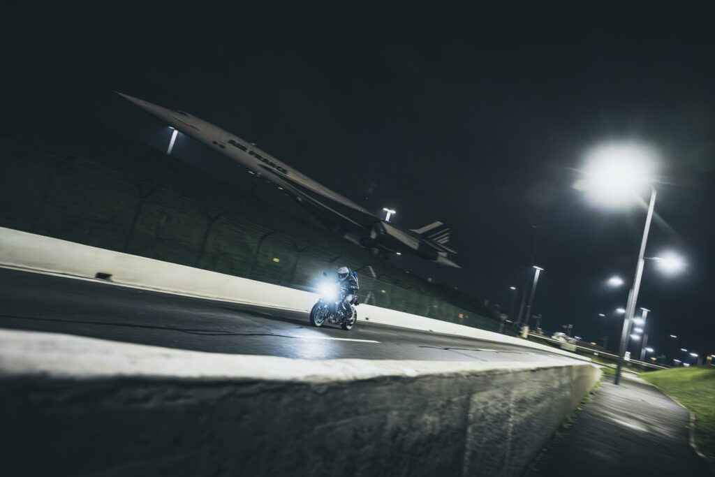 De laatste kilometers over de snelweg naar Parijs, rijdend op Bridgestone
Battlax Hypersport S23 motorbanden.