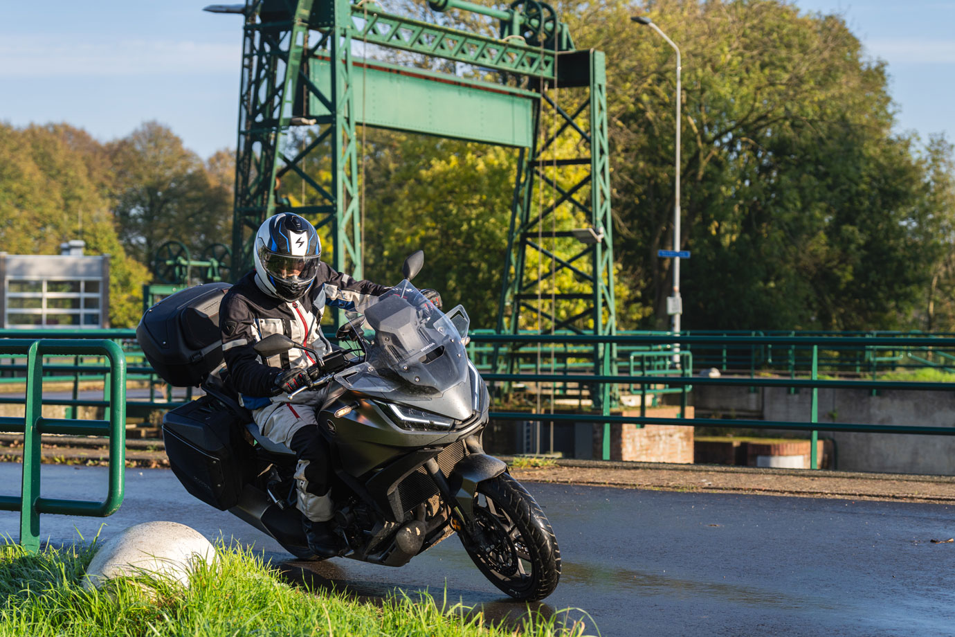 Brigestone T33 タイヤは、滑りやすい田舎道でも Honda NT1100 で安心して走行できます。