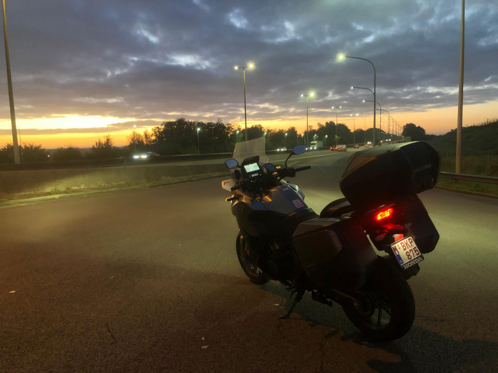 Brigestone T33 タイヤは、ドイツの高速道路で時速 200 km を超える速度でも安定性を保ちます。