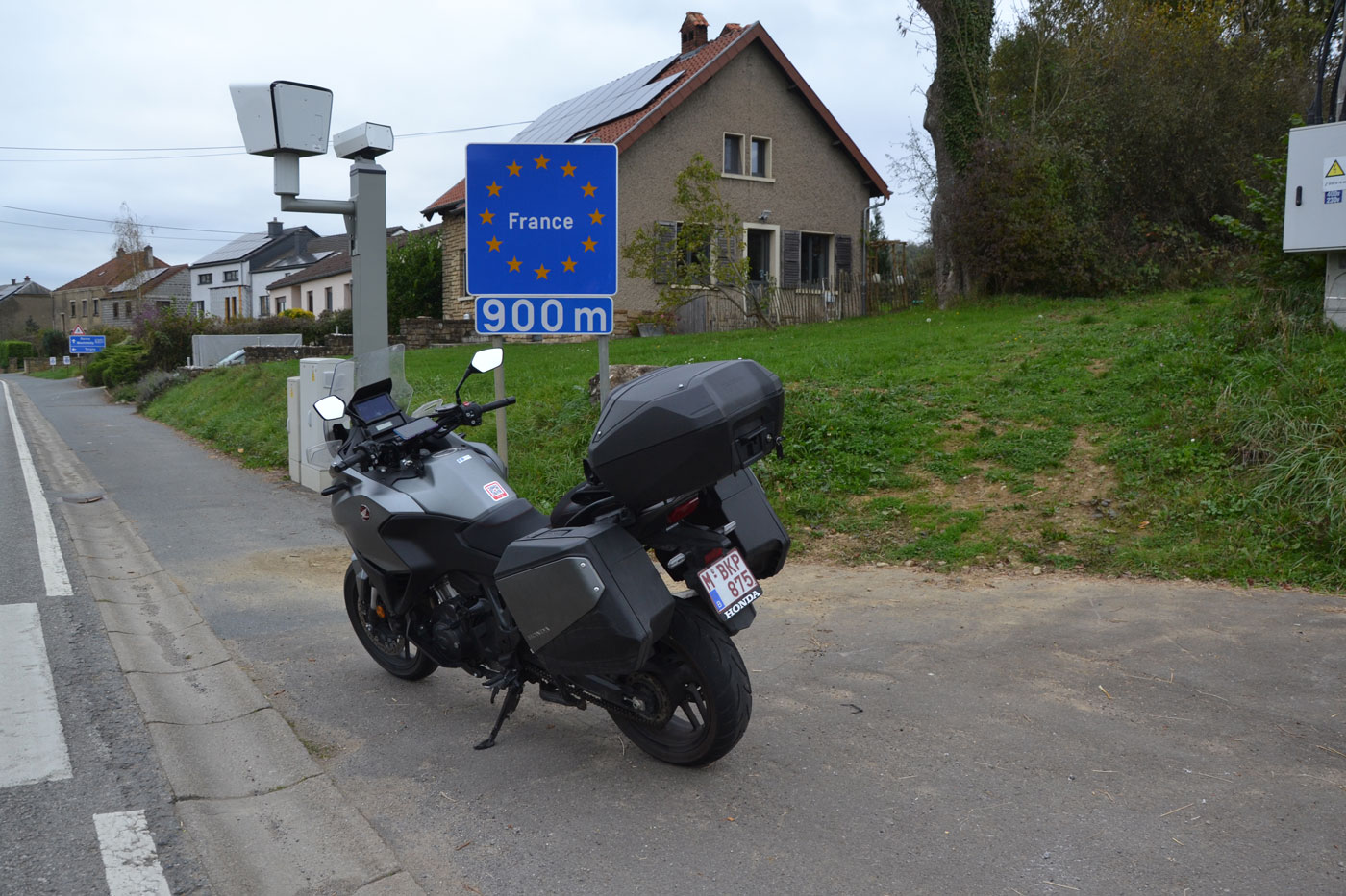 Brigestone T33 タイヤは曲がりくねった道路でも優れた性能を発揮し、Honda NT1100 での快適な乗り心地を実現します。