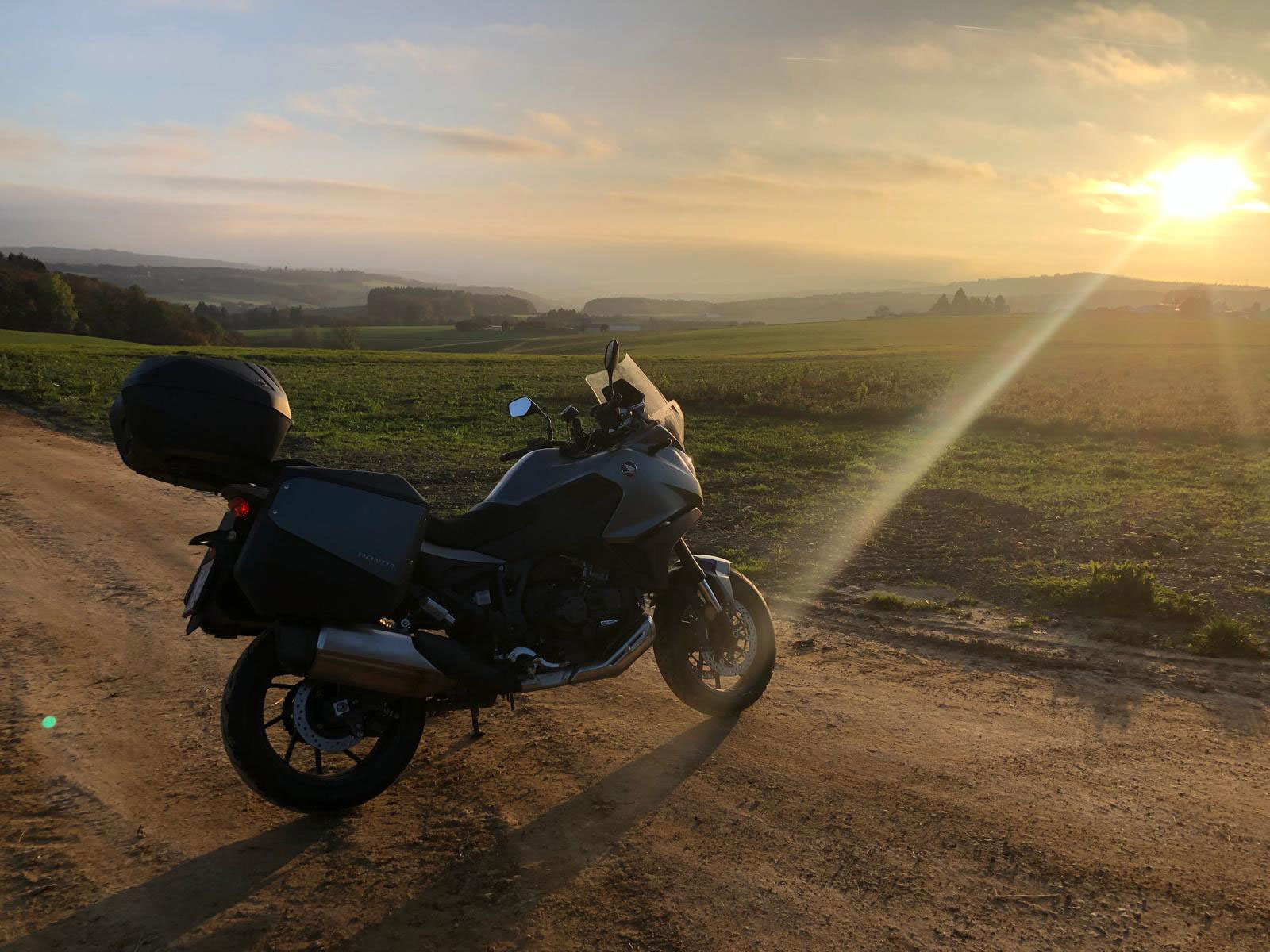 高速道路や未舗装道路、 Bridgestone T33 バイクタイヤはどんな路面でも快適に機能します。