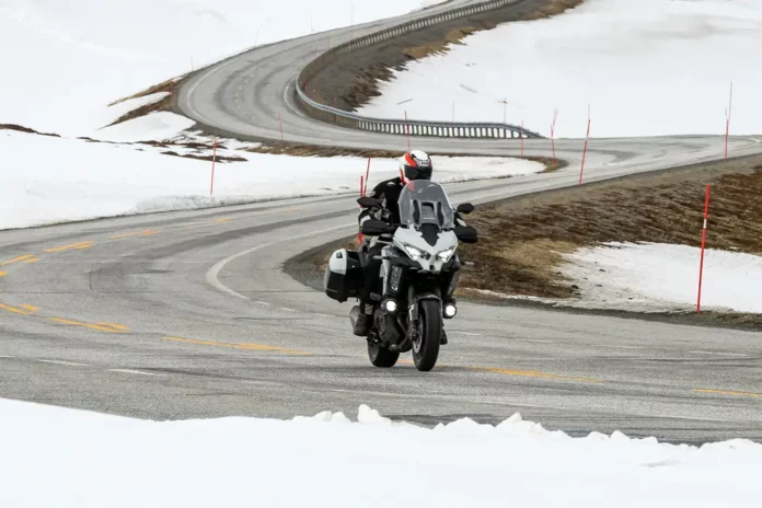 BS-BS_0000s_0008_MotorMedia_Bridgestone_4CapsOFEUtrip_web-0980-kopie-webp-v1_20082025 Motorcycle navigating a snowy northern European landscape, testing the Bridgestone T33’s grip and stability in extreme winter conditions.