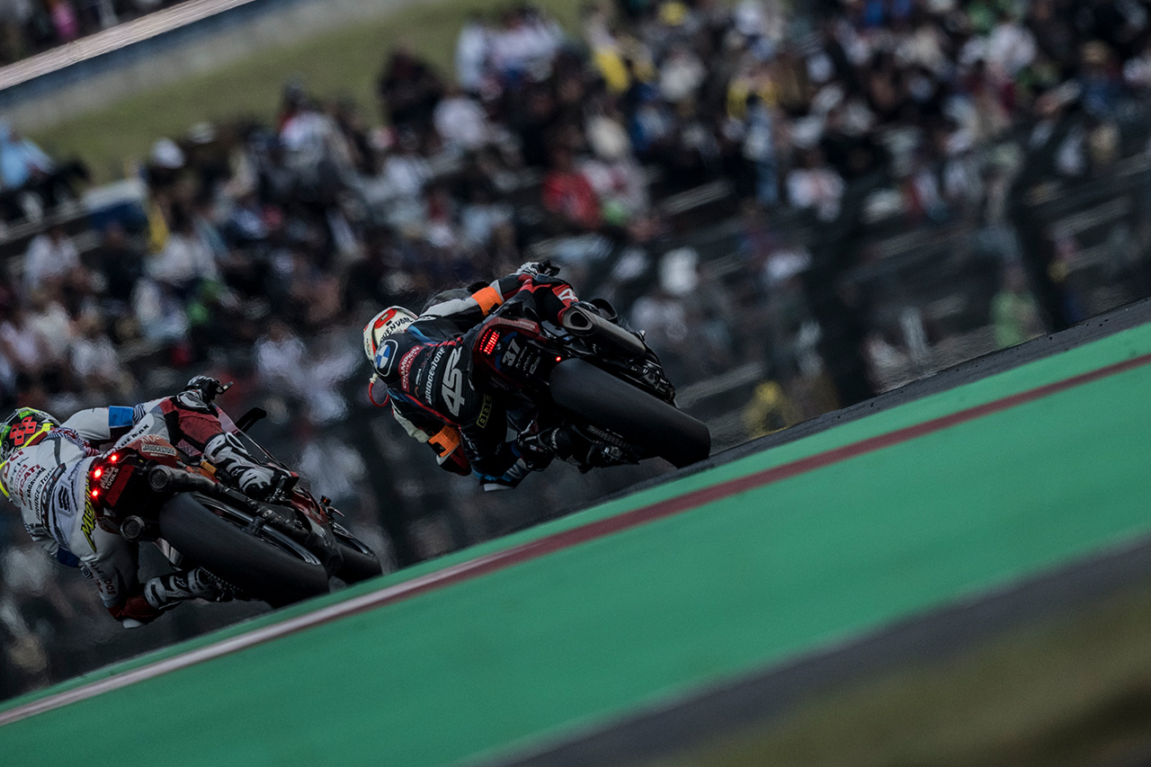 Los pilotos del equipo BMW Motorrad World Endurance navegando Suzuka 8 Hours, mostrando firmeza y control en Bridgestone llantas.