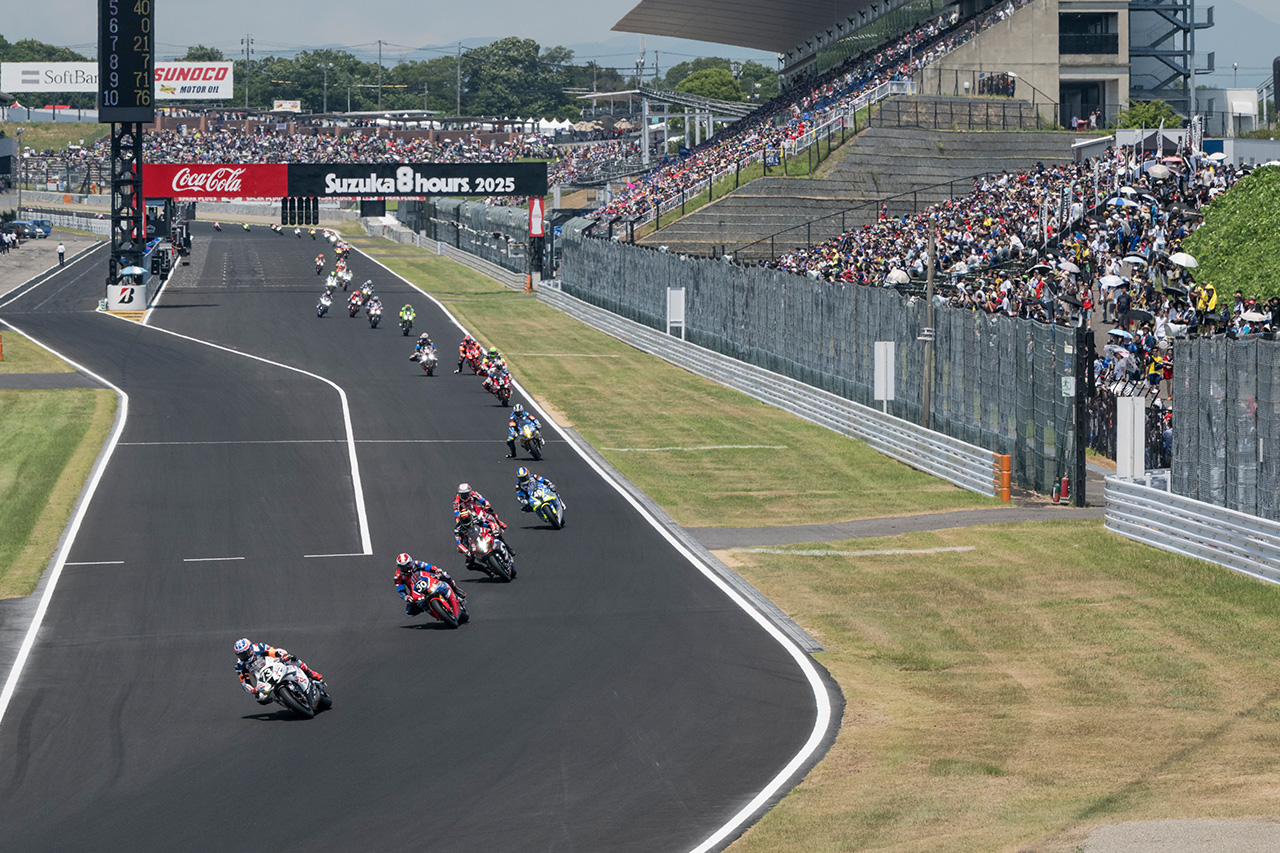 BridgestoneLos equipos respaldados por el ejército se alejan del Suzuka 8 Hours comienza, con los espectadores observando cómo se desarrolla la emocionante acción.