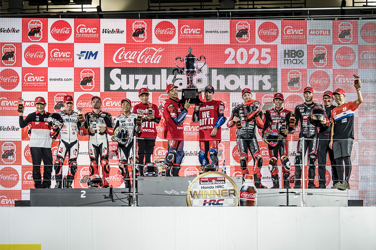 Suzuka 8 Hours Celebración en el podio con el equipo HRC y Yamaha Factory Racing celebrando un Bridgestone-victoria apoyada.